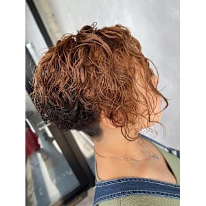 前下がりショート/スパイラルパーマ/ゾーンカラー