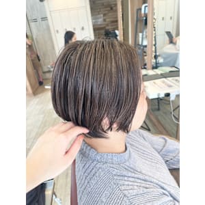 細めハイライト×ショートスタイル