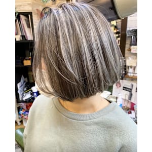 Wチップハイライトがたっぷり入った透明感グレージュカラー