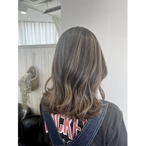 オリーブベージュ