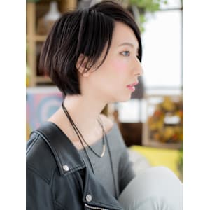 アシンメトリー黒髪耳かけミニボブショート　アッシュブラック