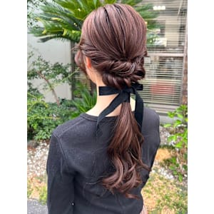 ゆるめローポニー　ベロアリボン　顔周りアレンジ　お呼ばれ