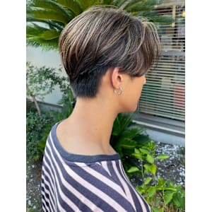 前下がりマッシュ　センターパート　白髪ぼかしハイライト