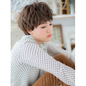 インナーカラーくせ毛風小顔束感ショート　マッシュパーマ