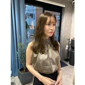 KUsU(クス)×セミロング×アッシュベージュ