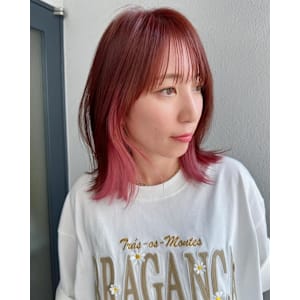 インナーカラーピンク_ぱっつん前髪_切りっぱなしボブ
