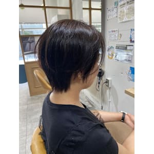 シャープなショートヘア