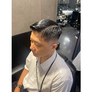 ミドルスキンフェード サイドパート