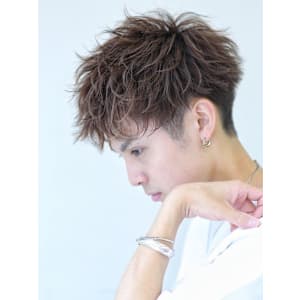ミニスペインカール前下がりマッシュ ツーブロック 刈り上げ