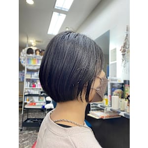 前上がり×ショートボブ