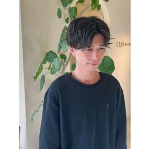 センターパート×ゆるめパーマ