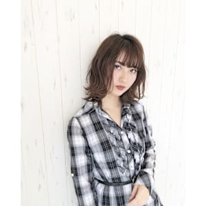 アッシュベージュ　外はねミディアムボブ