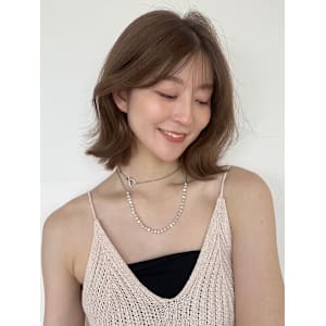 外ハネ　ミディアム　顔周りカット　くびれヘア　透明感カラー