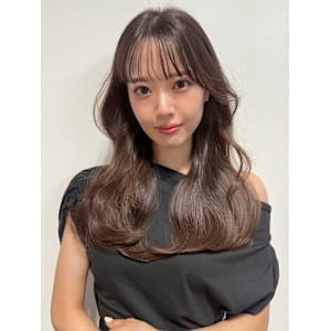 外ハネ　ミディアム　顔周りカット　くびれヘア　透明感カラー