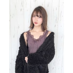 ミディアム　外はねストレート