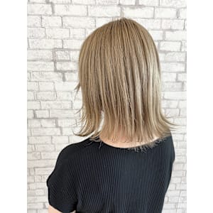 ホワイトベージュ　切りっぱなしボブ