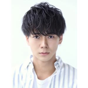 刈り上げツーブロックラフマッシュ 黒髪 シャドウパーマ 