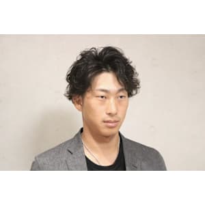 センターパート×無造作パーマ