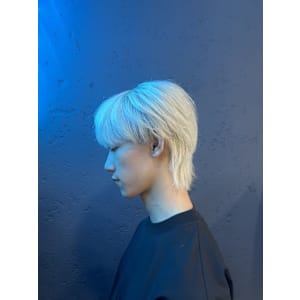 メンズハイトーン、襟足長めウルフスタイル！