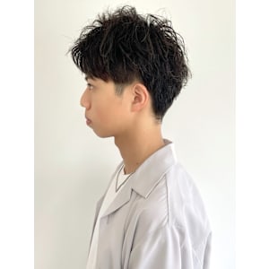 ツイストスパイラルパーマ　刈り上げマッシュ　サイドパート