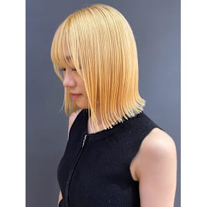 ハイトーンボブ　ブロンドヘア　外ハネぱつっと　顔周りカット