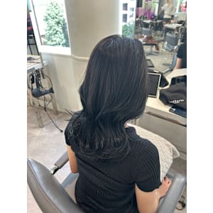 暗髪でも透明感抜群のブルーブラック