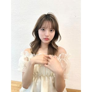 ハッシュカットで動きのあるくびれ巻きヘア♪