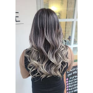  立体感あふれるロングウェーブスタイル