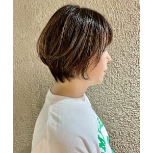 細めハイライトで立体感をプラス【ショートボブ】