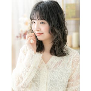 大人かわいい暗髪ミディアムレイヤーウルフ　ウェーブミディアム