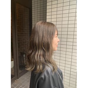 カーキベージュ