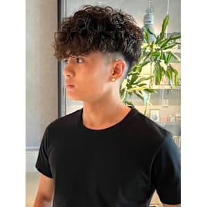 スペインカール　強めパーマ　外国人風パーマ　ダークカラー