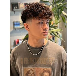 マッシュパーマ　スペインカール　ブラウンカラー　刈り上げ