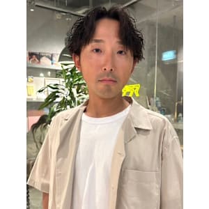 スパイラルパーマ　束感　センターパート　メンズカット　30代