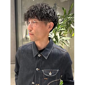 スパイラルパーマ　強めパーマ　ツーブロック　束感　30代