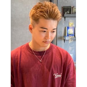 アップバング　刈り上げ　金髪　ハイトーン　スパイキーショート