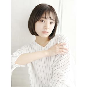 ツヤ感ベージュの切りっぱなしボブ