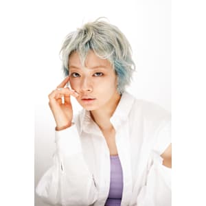 ショートレイヤー/ダブルカラー/ペールブルー/ブリーチ