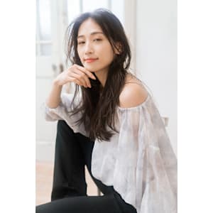 センターパート・ロング波巻き・顔周りレイヤー・韓国スタイル