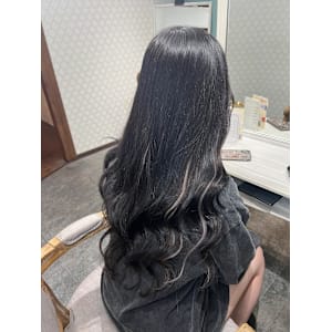 ピアスカラー入れてロングに♪