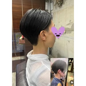「繊細な刈り上げで魅せる、女性らしさ際立つハンサムショート。