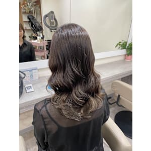 {伸ばしながらでもできる！？}コテ巻き風パーマくびれミディ