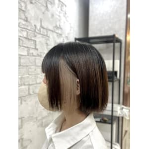 インナーカラー耳掛け切りっぱなし大人ボブ