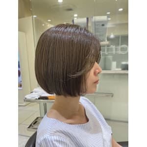 柔らかい雰囲気のオリーブベージュボブ