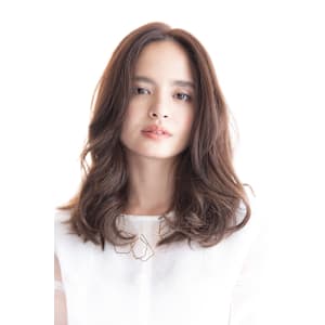 奥行きと透明感楽しむヌーディーベージュ