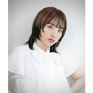 ピンクベージュツートーン・顔まわりレイヤーウルフ