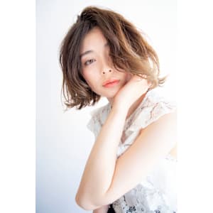 透け感の中に品の良さ感じるヌーディーベージュボブ