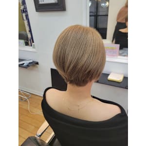 ショートボブ×ミルクティーベージュ　20代/30代/40代