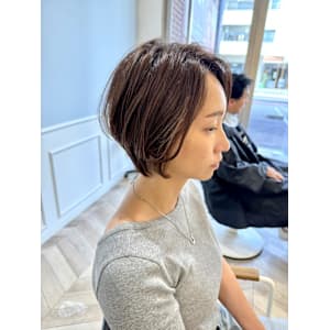 前下がりショートボブ極細ハイライトラベンダーベージュ