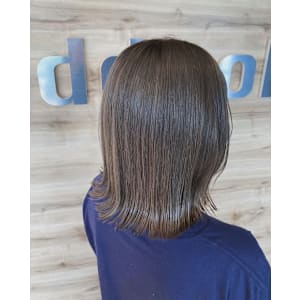 グレージュ×外ハネ